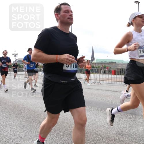 29.06.2025 - hella hamburg halbmarathon Lena Gebhardt http://msf.ph/oto/8426646 29.06.2025 10:19:25 Lombardsbrücke 10966, 1247, 332, 13984, 8575, 2812, 5178, 14593, 1145, 1332, 1534, 1708, 1718, 1755, 2017, 2096, 2311, 2357, 2441, 2589, 2795, 2802, 2812, 2895, 2993, 2995, 3026, 3105, 3118, 3446, 3631, 3678, 4108, 4110, 4170, 4562, 4570, 4722, 4845, 4979, 5034, 5035, 5080, 5098, 5123, 5178, 5323, 5429, 5449, 5849, 6194, 6249, 6444, 6477, 6482, 6542, 6736, 6939, 7143, 7836, 8537, 8575, 8761, 8778, 9252, 9270, 9272, 9652, 9756, 9757, 9856, 10037, 10039, 10124, 10129, 10540 meine-sportfotos.de