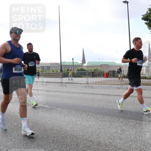 29.06.2025 - hella hamburg halbmarathon Lena Gebhardt http://msf.ph/oto/8426672 29.06.2025 10:06:35 Lombardsbrücke 9560, 18913, 1891, 1245, 1766, 1993, 4666, 4868, 5431, 5807, 5951, 6314, 6572, 6664, 7138, 8290, 8960, 9361, 9560, 10214, 10297, 10736, 10781, 10886, 12371, 13475, 13481, 13863, 14369, 14607, 15113, 15145, 15229, 15377, 15462, 15537, 15858, 16692, 16933, 17059, 17174, 17239, 17746, 18042, 18343, 18381, 18575, 18577, 18652, 18828, 18910, 18913, 18966 meine-sportfotos.de