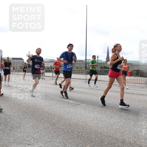 29.06.2025 - hella hamburg halbmarathon Lena Gebhardt http://msf.ph/oto/8426679 29.06.2025 10:19:26 Lombardsbrücke 966, 13984, 8575, 1100, 1145, 1332, 1534, 1708, 1718, 1755, 2017, 2096, 2311, 2357, 2441, 2589, 2795, 2802, 2812, 2895, 2993, 2995, 3026, 3105, 3118, 3446, 3678, 4108, 4110, 4170, 4562, 4570, 4722, 4845, 4979, 5034, 5035, 5080, 5098, 5123, 5178, 5323, 5429, 5449, 5849, 5878, 6194, 6249, 6444, 6477, 6482, 6542, 6736, 6796, 6797, 6939, 7143, 7836, 8537, 8575, 8761, 8778, 9252, 9270, 9652, 9756, 9757, 9856, 10037, 10039, 10124, 10129, 10540 meine-sportfotos.de