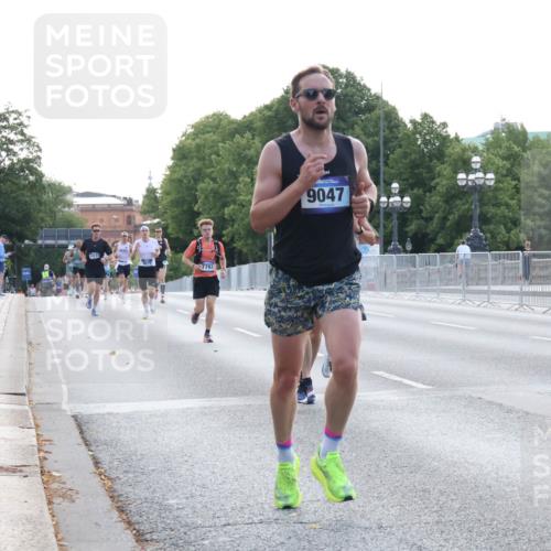 29.06.2025 - hella hamburg halbmarathon Lena Gebhardt http://msf.ph/oto/8426702 29.06.2025 09:44:03 Lombardsbrücke 7793, 9047, 1122, 1953, 2075, 2203, 2483, 3189, 3379, 5308, 7231, 7793, 8318, 8376, 8975, 9047, 9079, 9804, 10173, 10222, 10351, 10655, 11150, 13383, 13606, 13941, 15023, 15136, 17040, 17893, 18763, 18832 meine-sportfotos.de