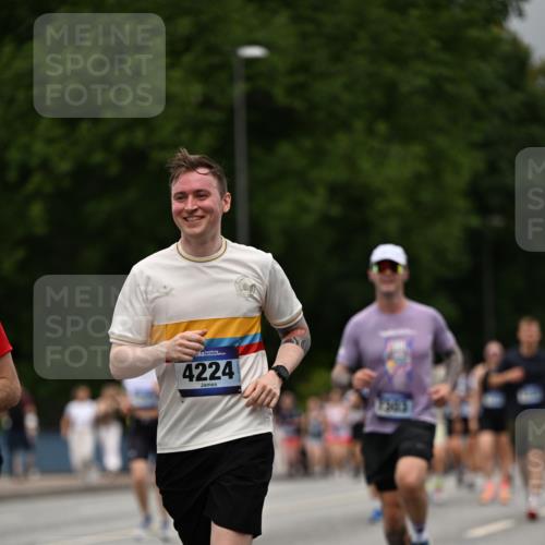 29.06.2025 - hella hamburg halbmarathon Dr. Thomas Lammeyer http://msf.ph/oto/8426717 29.06.2025 10:50:33 Kennedybrücke 1421, 1426, 1695, 1854, 1983, 2008, 2217, 2398, 2917, 3160, 3164, 4099, 4102, 4223, 4224, 5044, 6124, 6161, 6788, 7303, 7530, 7983, 8477, 9243, 10230, 10367, 10812, 11393 meine-sportfotos.de