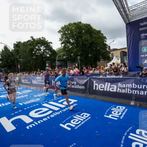 29.06.2025 - hella hamburg halbmarathon Zöllner http://msf.ph/oto/8426729 29.06.2025 10:35:29 Ziel 1889, 4050, 4944, 10771, 10877, 11898, 15390, 15701, 15931, 15959, 16811, 19022 meine-sportfotos.de