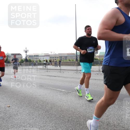 29.06.2025 - hella hamburg halbmarathon Lena Gebhardt http://msf.ph/oto/8426735 29.06.2025 10:06:36 Lombardsbrücke 10297, 777349, 18913, 956, 1245, 1766, 1993, 4666, 4868, 5431, 5807, 5951, 6314, 6572, 6664, 7138, 8290, 8960, 9361, 9560, 10214, 10297, 10736, 10781, 10886, 12371, 13475, 13481, 13863, 14369, 14607, 15113, 15145, 15229, 15377, 15462, 15537, 15858, 16692, 16933, 17059, 17174, 17239, 17746, 18042, 18343, 18381, 18575, 18577, 18652, 18828, 18910, 18913, 18966 meine-sportfotos.de