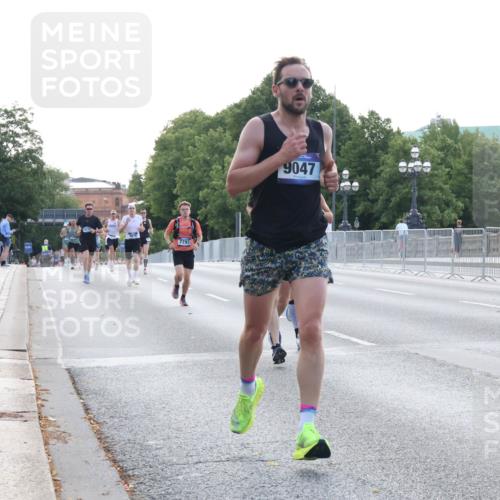29.06.2025 - hella hamburg halbmarathon Lena Gebhardt http://msf.ph/oto/8426740 29.06.2025 09:44:03 Lombardsbrücke 7793, 9047, 1122, 1953, 2075, 2203, 2483, 3189, 3379, 5308, 7231, 7793, 8318, 8376, 8975, 9047, 9079, 9804, 10173, 10222, 10351, 10655, 11150, 13383, 13606, 13941, 15023, 15136, 17040, 17893, 18763, 18832 meine-sportfotos.de