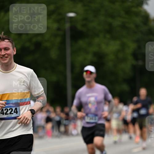 29.06.2025 - hella hamburg halbmarathon Dr. Thomas Lammeyer http://msf.ph/oto/8426746 29.06.2025 10:50:34 Kennedybrücke 1421, 1426, 1695, 1854, 1983, 2008, 2217, 2398, 2917, 3160, 3164, 4099, 4202, 4223, 4224, 4296, 5044, 6124, 6161, 6788, 7303, 7530, 7983, 8477, 9243, 10230, 10367, 10812, 11393 meine-sportfotos.de