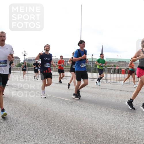 29.06.2025 - hella hamburg halbmarathon Lena Gebhardt http://msf.ph/oto/8426750 29.06.2025 10:19:26 Lombardsbrücke 10966, 13984, 28, 8575, 11081, 1145, 1332, 1534, 1708, 1718, 1755, 2017, 2096, 2311, 2357, 2441, 2589, 2795, 2802, 2812, 2895, 2993, 2995, 3026, 3105, 3118, 3446, 3678, 4108, 4110, 4170, 4562, 4570, 4722, 4845, 4979, 5034, 5035, 5080, 5098, 5123, 5178, 5323, 5429, 5449, 5849, 5878, 6194, 6249, 6444, 6477, 6482, 6542, 6736, 6796, 6797, 6939, 7143, 7836, 8537, 8575, 8761, 8778, 9252, 9270, 9652, 9756, 9757, 9856, 10037, 10039, 10124, 10129, 10540 meine-sportfotos.de