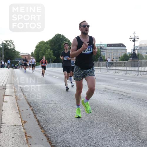 29.06.2025 - hella hamburg halbmarathon Lena Gebhardt http://msf.ph/oto/8426773 29.06.2025 09:44:03 Lombardsbrücke 655, 047, 1122, 1953, 2075, 2203, 2483, 3189, 3379, 5308, 7231, 7793, 8318, 8376, 8975, 9047, 9079, 9804, 10173, 10222, 10351, 10655, 11150, 13383, 13606, 13941, 15023, 15136, 17040, 17893, 18763, 18832 meine-sportfotos.de