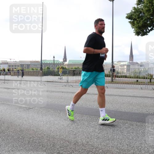 29.06.2025 - hella hamburg halbmarathon Lena Gebhardt http://msf.ph/oto/8426776 29.06.2025 10:06:36 Lombardsbrücke 1245, 1766, 1993, 4666, 4868, 5431, 5807, 5951, 6314, 6572, 6664, 7138, 8290, 8960, 9361, 9560, 10214, 10297, 10736, 10781, 10886, 12371, 13475, 13481, 13863, 14369, 14607, 15113, 15145, 15229, 15377, 15462, 15537, 15858, 16692, 16933, 17059, 17174, 17239, 17746, 18042, 18343, 18381, 18575, 18577, 18652, 18828, 18910, 18913, 18966 meine-sportfotos.de