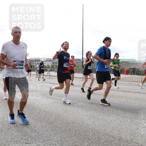 29.06.2025 - hella hamburg halbmarathon Lena Gebhardt http://msf.ph/oto/8426787 29.06.2025 10:19:26 Lombardsbrücke 966, 13984, 857, 2812, 1145, 1332, 1534, 1708, 1718, 1755, 2017, 2096, 2311, 2357, 2441, 2589, 2795, 2802, 2812, 2895, 2993, 2995, 3026, 3105, 3118, 3446, 3678, 4108, 4110, 4170, 4562, 4570, 4722, 4845, 4979, 5034, 5035, 5080, 5098, 5123, 5178, 5323, 5429, 5449, 5849, 5878, 6194, 6249, 6444, 6477, 6482, 6542, 6736, 6796, 6797, 6939, 7143, 7836, 8537, 8575, 8761, 8778, 9252, 9270, 9652, 9756, 9757, 9856, 10037, 10039, 10124, 10129, 10540 meine-sportfotos.de