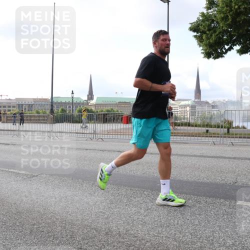 29.06.2025 - hella hamburg halbmarathon Lena Gebhardt http://msf.ph/oto/8426795 29.06.2025 10:06:36 Lombardsbrücke 18652, 1245, 1766, 1993, 4666, 4868, 5431, 5807, 5951, 6314, 6572, 6664, 7138, 8290, 8960, 9361, 9560, 10214, 10297, 10736, 10781, 10886, 12371, 13475, 13481, 13863, 14369, 14607, 15113, 15145, 15229, 15377, 15462, 15537, 15858, 16692, 16933, 17059, 17174, 17239, 17746, 18042, 18343, 18381, 18575, 18577, 18652, 18828, 18910, 18913, 18966 meine-sportfotos.de