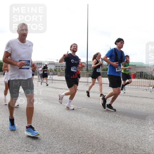 29.06.2025 - hella hamburg halbmarathon Lena Gebhardt http://msf.ph/oto/8426819 29.06.2025 10:19:26 Lombardsbrücke 66, 8575, 1581, 13984, 281, 1145, 1332, 1534, 1708, 1718, 1755, 2017, 2096, 2311, 2357, 2441, 2589, 2795, 2802, 2812, 2895, 2993, 2995, 3026, 3105, 3118, 3446, 3678, 4108, 4110, 4170, 4562, 4570, 4722, 4845, 4979, 5034, 5035, 5080, 5098, 5123, 5178, 5323, 5429, 5449, 5849, 5878, 6194, 6249, 6444, 6477, 6482, 6542, 6736, 6796, 6797, 6939, 7143, 7836, 8537, 8575, 8761, 8778, 9252, 9270, 9652, 9756, 9757, 9856, 10037, 10039, 10124, 10129, 10540 meine-sportfotos.de
