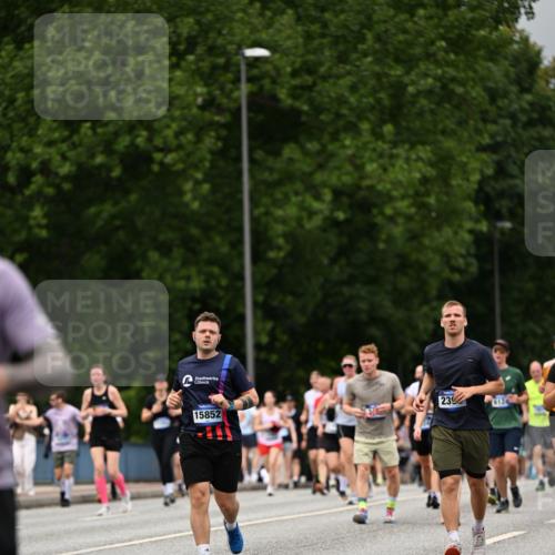 29.06.2025 - hella hamburg halbmarathon Dr. Thomas Lammeyer http://msf.ph/oto/8426821 29.06.2025 10:50:36 Kennedybrücke 1421, 1426, 1695, 1867, 1868, 1983, 2008, 2398, 2917, 3160, 3164, 4202, 4223, 4224, 4296, 4572, 5044, 6124, 6161, 6788, 7303, 7530, 7983, 8477, 9243, 10030, 10230, 10327, 10367, 10812, 11253, 11393 meine-sportfotos.de