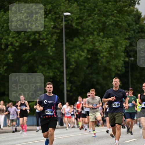 29.06.2025 - hella hamburg halbmarathon Dr. Thomas Lammeyer http://msf.ph/oto/8426835 29.06.2025 10:50:36 Kennedybrücke 1421, 1426, 1695, 1867, 1868, 1983, 2008, 2398, 2917, 3160, 3164, 4202, 4223, 4224, 4296, 4572, 5044, 6124, 6161, 6788, 7303, 7530, 7983, 8477, 9243, 10030, 10230, 10327, 10367, 10812, 11253, 11393 meine-sportfotos.de