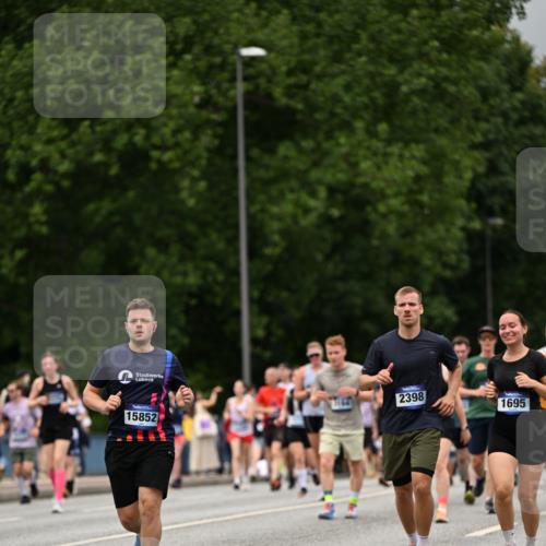 29.06.2025 - hella hamburg halbmarathon Dr. Thomas Lammeyer http://msf.ph/oto/8426857 29.06.2025 10:50:37 Kennedybrücke 1421, 1426, 1695, 1867, 1868, 1924, 1983, 2008, 2398, 2917, 3160, 3164, 4202, 4223, 4224, 4296, 4572, 5044, 6124, 6161, 7303, 7530, 8477, 9243, 9445, 10030, 10230, 10327, 10367, 10812, 11253, 11393 meine-sportfotos.de