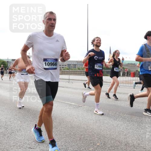 29.06.2025 - hella hamburg halbmarathon Lena Gebhardt http://msf.ph/oto/8426876 29.06.2025 10:19:27 Lombardsbrücke 7143, 1124, 10966, 13984, 2812, 8575, 1145, 1332, 1534, 1708, 1718, 1755, 2017, 2096, 2311, 2357, 2441, 2589, 2795, 2802, 2812, 2895, 2993, 2995, 3105, 3118, 3446, 3678, 4108, 4110, 4170, 4562, 4570, 4722, 4979, 5034, 5035, 5080, 5098, 5123, 5178, 5251, 5323, 5429, 5449, 5849, 5878, 6194, 6249, 6444, 6477, 6482, 6542, 6736, 6796, 6797, 6939, 7143, 7249, 7836, 8537, 8575, 8761, 8778, 9252, 9652, 9756, 9757, 9856, 10039, 10124, 10129, 10540 meine-sportfotos.de
