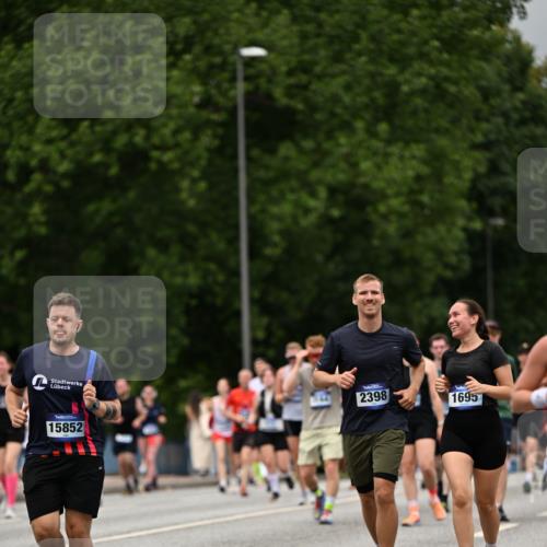 29.06.2025 - hella hamburg halbmarathon Dr. Thomas Lammeyer http://msf.ph/oto/8426883 29.06.2025 10:50:37 Kennedybrücke 1421, 1426, 1695, 1867, 1868, 1924, 1983, 2008, 2398, 2917, 3160, 3164, 4202, 4223, 4224, 4296, 4572, 5044, 6124, 6161, 7303, 7530, 8477, 9243, 9445, 10030, 10230, 10327, 10367, 10812, 11253, 11393 meine-sportfotos.de
