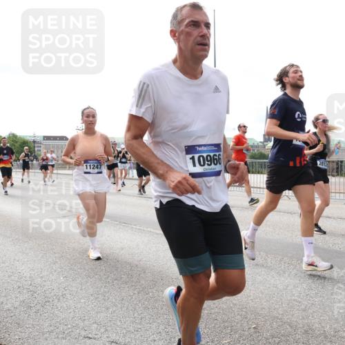 29.06.2025 - hella hamburg halbmarathon Lena Gebhardt http://msf.ph/oto/8426903 29.06.2025 10:19:27 Lombardsbrücke 7142, 11247, 10966, 2812, 1145, 1332, 1534, 1708, 1718, 1755, 2017, 2096, 2311, 2357, 2441, 2589, 2795, 2802, 2812, 2895, 2993, 2995, 3105, 3118, 3446, 3678, 4108, 4110, 4170, 4562, 4570, 4722, 4979, 5034, 5035, 5080, 5098, 5123, 5178, 5251, 5323, 5429, 5449, 5849, 5878, 6194, 6249, 6444, 6477, 6482, 6542, 6736, 6796, 6797, 6939, 7143, 7249, 7836, 8537, 8575, 8761, 8778, 9252, 9652, 9756, 9757, 9856, 10039, 10124, 10129, 10540 meine-sportfotos.de