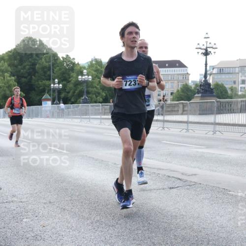 29.06.2025 - hella hamburg halbmarathon Lena Gebhardt http://msf.ph/oto/8426928 29.06.2025 09:44:05 Lombardsbrücke 7793, 723, 65, 1122, 1953, 2075, 2203, 2483, 3189, 3379, 5308, 5344, 7231, 7793, 8318, 8376, 8975, 9047, 9079, 9804, 10173, 10222, 10351, 10655, 10790, 11150, 13383, 13606, 13941, 15023, 15136, 15655, 17040, 17893, 18763, 18832 meine-sportfotos.de