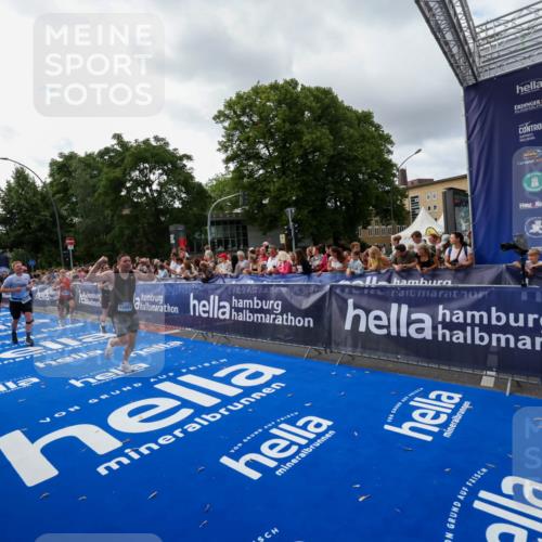 29.06.2025 - hella hamburg halbmarathon Zöllner http://msf.ph/oto/8426930 29.06.2025 10:35:33 Ziel 1344, 1889, 4050, 5269, 10771, 15959, 16695, 16811, 17612, 17826, 19022 meine-sportfotos.de