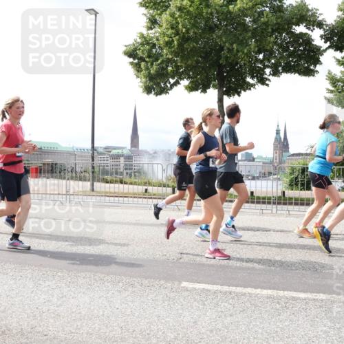 29.06.2025 - hella hamburg halbmarathon Lena Gebhardt http://msf.ph/oto/8426940 29.06.2025 10:43:33 Lombardsbrücke 8233, 1023, 1149, 1155, 1310, 1400, 1467, 1816, 1878, 2267, 2361, 2733, 2971, 3074, 3238, 3329, 3390, 3518, 3597, 3638, 4056, 4177, 4302, 4367, 4680, 4866, 5192, 5201, 5214, 5268, 5370, 5610, 5720, 5755, 5890, 6012, 6036, 6096, 6226, 6334, 6440, 6931, 6971, 6973, 7043, 7197, 7205, 7206, 7461, 7489, 7504, 7872, 7926, 8000, 8058, 8135, 8184, 8233, 8408, 8435, 8504, 9072, 9639, 9641, 9644, 9704, 9831, 9976, 10083, 10097, 10200, 10202 meine-sportfotos.de