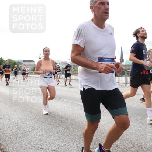 29.06.2025 - hella hamburg halbmarathon Lena Gebhardt http://msf.ph/oto/8426941 29.06.2025 10:19:27 Lombardsbrücke 7143, 11247, 158, 281, 1145, 1332, 1534, 1708, 1718, 1755, 2017, 2096, 2311, 2357, 2441, 2589, 2795, 2802, 2812, 2895, 2993, 2995, 3105, 3118, 3446, 3678, 4108, 4110, 4170, 4562, 4570, 4722, 4979, 5034, 5035, 5080, 5098, 5123, 5178, 5251, 5323, 5429, 5449, 5849, 5878, 6194, 6249, 6444, 6477, 6482, 6542, 6736, 6796, 6797, 6939, 7143, 7249, 7836, 8537, 8575, 8761, 8778, 9252, 9652, 9756, 9757, 9856, 10039, 10124, 10129, 10540 meine-sportfotos.de