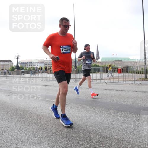 29.06.2025 - hella hamburg halbmarathon Lena Gebhardt http://msf.ph/oto/8426956 29.06.2025 10:06:38 Lombardsbrücke 10297, 18652, 1245, 1766, 1993, 4666, 4868, 5431, 5807, 5951, 6314, 6572, 6664, 7138, 8290, 8960, 9361, 9560, 10214, 10297, 10736, 10781, 10886, 12371, 12418, 13475, 13481, 13863, 14607, 15113, 15145, 15377, 15462, 15537, 15858, 16692, 16933, 17059, 17174, 17239, 18042, 18343, 18381, 18575, 18577, 18652, 18828, 18910, 18913, 18966 meine-sportfotos.de