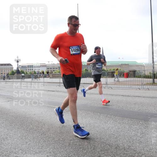29.06.2025 - hella hamburg halbmarathon Lena Gebhardt http://msf.ph/oto/8426971 29.06.2025 10:06:38 Lombardsbrücke 10297, 18652, 1245, 1766, 1993, 4666, 4868, 5431, 5807, 5951, 6314, 6572, 6664, 7138, 8290, 8960, 9361, 9560, 10214, 10297, 10736, 10781, 10886, 12371, 12418, 13475, 13481, 13863, 14607, 15113, 15145, 15377, 15462, 15537, 15858, 16692, 16933, 17059, 17174, 17239, 18042, 18343, 18381, 18575, 18577, 18652, 18828, 18910, 18913, 18966 meine-sportfotos.de