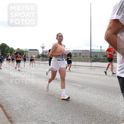 29.06.2025 - hella hamburg halbmarathon Lena Gebhardt http://msf.ph/oto/8426977 29.06.2025 10:19:27 Lombardsbrücke 143, 11247, 2895, 10, 1145, 1332, 1534, 1708, 1718, 1755, 2017, 2096, 2311, 2357, 2441, 2589, 2795, 2802, 2812, 2895, 2993, 2995, 3105, 3118, 3446, 3678, 4108, 4110, 4170, 4562, 4570, 4722, 4979, 5034, 5035, 5080, 5098, 5123, 5178, 5251, 5323, 5429, 5449, 5849, 5878, 6194, 6249, 6444, 6477, 6482, 6542, 6736, 6796, 6797, 6939, 7143, 7249, 7836, 8537, 8575, 8761, 8778, 9252, 9652, 9756, 9757, 9856, 10039, 10124, 10129, 10540 meine-sportfotos.de
