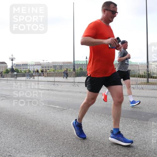 29.06.2025 - hella hamburg halbmarathon Lena Gebhardt http://msf.ph/oto/8426987 29.06.2025 10:06:38 Lombardsbrücke 1245, 1766, 1993, 4666, 4868, 5431, 5807, 5951, 6314, 6572, 6664, 7138, 8290, 8960, 9361, 9560, 10214, 10297, 10736, 10781, 10886, 12371, 12418, 13475, 13481, 13863, 14607, 15113, 15145, 15377, 15462, 15537, 15858, 16692, 16933, 17059, 17174, 17239, 18042, 18343, 18381, 18575, 18577, 18652, 18828, 18910, 18913, 18966 meine-sportfotos.de