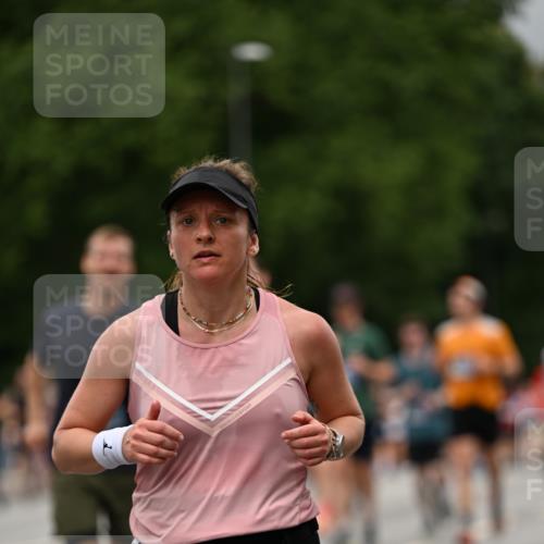 29.06.2025 - hella hamburg halbmarathon Dr. Thomas Lammeyer http://msf.ph/oto/8427016 29.06.2025 10:50:40 Kennedybrücke 1033, 1421, 1426, 1429, 1695, 1867, 1868, 1924, 1983, 2008, 2398, 2773, 2917, 3160, 3164, 4202, 4223, 4224, 4296, 4317, 4572, 5044, 6124, 6161, 7303, 7530, 8477, 9243, 9445, 10030, 10230, 10327, 10329, 10367, 10812, 11253, 11393 meine-sportfotos.de