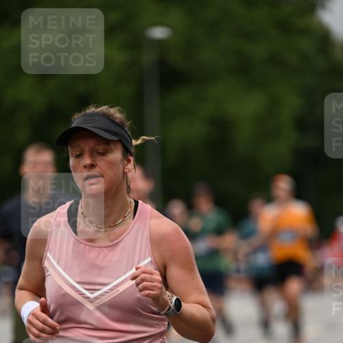 29.06.2025 - hella hamburg halbmarathon Dr. Thomas Lammeyer http://msf.ph/oto/8427022 29.06.2025 10:50:40 Kennedybrücke 1033, 1421, 1426, 1429, 1695, 1867, 1868, 1924, 1983, 2008, 2398, 2773, 2917, 3160, 3164, 4202, 4223, 4224, 4296, 4317, 4572, 5044, 6124, 6161, 7303, 7530, 8477, 9243, 9445, 10030, 10230, 10327, 10329, 10367, 10812, 11253, 11393 meine-sportfotos.de