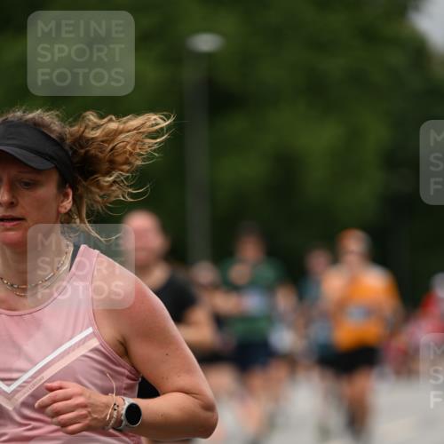 29.06.2025 - hella hamburg halbmarathon Dr. Thomas Lammeyer http://msf.ph/oto/8427047 29.06.2025 10:50:41 Kennedybrücke 1033, 1421, 1426, 1429, 1695, 1867, 1868, 1924, 1983, 2008, 2398, 2773, 2813, 2917, 3160, 3164, 3410, 4202, 4223, 4224, 4296, 4317, 4572, 5044, 6124, 6161, 7303, 8477, 9243, 9445, 10030, 10230, 10327, 10329, 10367, 10812, 11253, 11361 meine-sportfotos.de