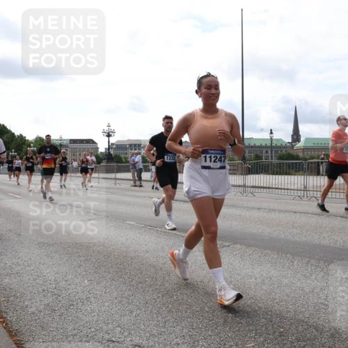 29.06.2025 - hella hamburg halbmarathon Lena Gebhardt http://msf.ph/oto/8427054 29.06.2025 10:19:28 Lombardsbrücke 7143, 1332, 11247, 1145, 1332, 1534, 1708, 1718, 1755, 2017, 2311, 2357, 2441, 2589, 2795, 2802, 2812, 2895, 2993, 2995, 3105, 3118, 3446, 3678, 4108, 4110, 4170, 4562, 4570, 4722, 4979, 5034, 5035, 5080, 5098, 5123, 5178, 5251, 5323, 5429, 5449, 5849, 5878, 6194, 6249, 6444, 6477, 6482, 6542, 6736, 6796, 6797, 6939, 7143, 7248, 7249, 7836, 8146, 8537, 8575, 8761, 8778, 9252, 9652, 9756, 9757, 9856, 10039, 10124, 10129, 10540, 10594 meine-sportfotos.de