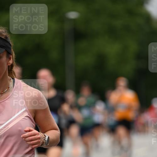 29.06.2025 - hella hamburg halbmarathon Dr. Thomas Lammeyer http://msf.ph/oto/8427056 29.06.2025 10:50:41 Kennedybrücke 1033, 1421, 1426, 1429, 1695, 1867, 1868, 1924, 1983, 2008, 2398, 2773, 2813, 2917, 3160, 3164, 3410, 4202, 4223, 4224, 4296, 4317, 4572, 5044, 6124, 6161, 7303, 8477, 9243, 9445, 10030, 10230, 10327, 10329, 10367, 10812, 11253, 11361 meine-sportfotos.de