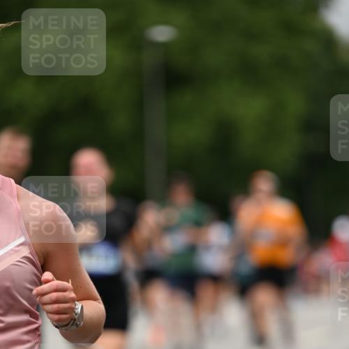 29.06.2025 - hella hamburg halbmarathon Dr. Thomas Lammeyer http://msf.ph/oto/8427059 29.06.2025 10:50:41 Kennedybrücke 1033, 1421, 1426, 1429, 1695, 1867, 1868, 1924, 1983, 2008, 2398, 2773, 2813, 2917, 3160, 3164, 3410, 4202, 4223, 4224, 4296, 4317, 4572, 5044, 6124, 6161, 7303, 8477, 9243, 9445, 10030, 10230, 10327, 10329, 10367, 10812, 11253, 11361 meine-sportfotos.de