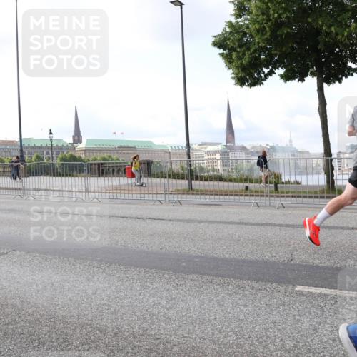 29.06.2025 - hella hamburg halbmarathon Lena Gebhardt http://msf.ph/oto/8427068 29.06.2025 10:06:39 Lombardsbrücke 1245, 1766, 1993, 4666, 4868, 5431, 5807, 5845, 5951, 6314, 6572, 6664, 8290, 8960, 9361, 9560, 10214, 10297, 10736, 10781, 10886, 12371, 12418, 13475, 13481, 13863, 14607, 15113, 15145, 15377, 15462, 15537, 15858, 16554, 16692, 16933, 17059, 17174, 18042, 18343, 18381, 18575, 18577, 18652, 18828, 18910, 18913, 18966 meine-sportfotos.de