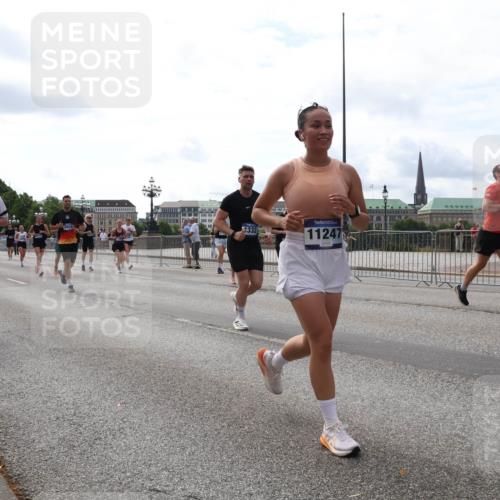 29.06.2025 - hella hamburg halbmarathon Lena Gebhardt http://msf.ph/oto/8427080 29.06.2025 10:19:28 Lombardsbrücke 7143, 332, 11247, 1145, 1332, 1534, 1708, 1718, 1755, 2017, 2311, 2357, 2441, 2589, 2795, 2802, 2812, 2895, 2993, 2995, 3105, 3118, 3446, 3678, 4108, 4110, 4170, 4562, 4570, 4722, 4979, 5034, 5035, 5080, 5098, 5123, 5178, 5251, 5323, 5429, 5449, 5849, 5878, 6194, 6249, 6444, 6477, 6482, 6542, 6736, 6796, 6797, 6939, 7143, 7248, 7249, 7836, 8146, 8537, 8575, 8761, 8778, 9252, 9652, 9756, 9757, 9856, 10039, 10124, 10129, 10540, 10594 meine-sportfotos.de