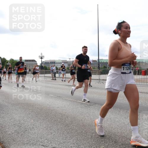 29.06.2025 - hella hamburg halbmarathon Lena Gebhardt http://msf.ph/oto/8427108 29.06.2025 10:19:28 Lombardsbrücke 7143, 112414, 1145, 1332, 1534, 1708, 1718, 1755, 2017, 2311, 2357, 2441, 2589, 2795, 2802, 2812, 2895, 2993, 2995, 3105, 3118, 3446, 3678, 4108, 4110, 4170, 4562, 4570, 4722, 4979, 5034, 5035, 5080, 5098, 5123, 5178, 5251, 5323, 5429, 5449, 5849, 5878, 6194, 6249, 6444, 6477, 6482, 6542, 6736, 6796, 6797, 6939, 7143, 7248, 7249, 7836, 8146, 8537, 8575, 8761, 8778, 9252, 9652, 9756, 9757, 9856, 10039, 10124, 10129, 10540, 10594 meine-sportfotos.de