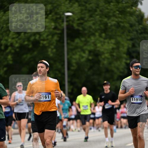 29.06.2025 - hella hamburg halbmarathon Dr. Thomas Lammeyer http://msf.ph/oto/8427119 29.06.2025 10:50:43 Kennedybrücke 1033, 1421, 1429, 1695, 1867, 1868, 1924, 1983, 2008, 2398, 2773, 2813, 2917, 3160, 3164, 3410, 4202, 4223, 4224, 4296, 4306, 4317, 4572, 5044, 5769, 5770, 6124, 6161, 7303, 8477, 9243, 9445, 10030, 10230, 10327, 10329, 10367, 10812, 11253, 11361 meine-sportfotos.de