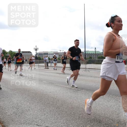 29.06.2025 - hella hamburg halbmarathon Lena Gebhardt http://msf.ph/oto/8427138 29.06.2025 10:19:28 Lombardsbrücke 143, 332, 1124, 1145, 1332, 1534, 1708, 1718, 1755, 2017, 2311, 2357, 2441, 2589, 2795, 2802, 2812, 2895, 2993, 2995, 3105, 3118, 3446, 3678, 4108, 4110, 4170, 4562, 4570, 4722, 4979, 5034, 5035, 5080, 5098, 5123, 5178, 5251, 5323, 5429, 5449, 5849, 5878, 6194, 6249, 6444, 6477, 6482, 6542, 6736, 6796, 6797, 6939, 7143, 7248, 7249, 7836, 8146, 8537, 8575, 8761, 8778, 9252, 9652, 9756, 9757, 9856, 10039, 10124, 10129, 10540, 10594 meine-sportfotos.de