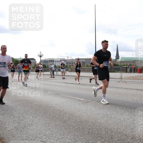 29.06.2025 - hella hamburg halbmarathon Lena Gebhardt http://msf.ph/oto/8427169 29.06.2025 10:19:28 Lombardsbrücke 1424, 2, 7143, 12741, 1332, 1145, 1332, 1534, 1708, 1718, 1755, 2017, 2311, 2357, 2441, 2589, 2795, 2802, 2812, 2895, 2993, 2995, 3105, 3118, 3446, 3678, 4108, 4110, 4170, 4562, 4570, 4722, 4979, 5034, 5035, 5080, 5098, 5123, 5178, 5251, 5323, 5429, 5449, 5849, 5878, 6194, 6249, 6444, 6477, 6482, 6542, 6736, 6796, 6797, 6939, 7143, 7248, 7249, 7836, 8146, 8537, 8575, 8761, 8778, 9252, 9652, 9756, 9757, 9856, 10039, 10124, 10129, 10540, 10594 meine-sportfotos.de