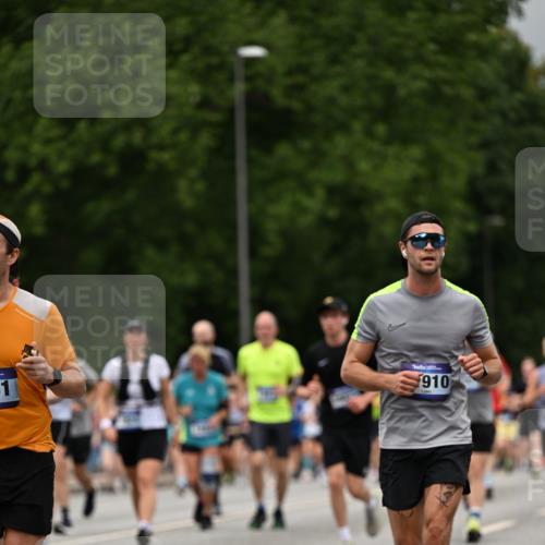 29.06.2025 - hella hamburg halbmarathon Dr. Thomas Lammeyer http://msf.ph/oto/8427172 29.06.2025 10:50:44 Kennedybrücke 1033, 1429, 1695, 1867, 1868, 1924, 1983, 2008, 2398, 2773, 2813, 2917, 3160, 3164, 3410, 4202, 4223, 4224, 4296, 4306, 4317, 4572, 5044, 5769, 5770, 6124, 6161, 7303, 8477, 9243, 9445, 10030, 10230, 10327, 10329, 10367, 10812, 11253, 11361 meine-sportfotos.de