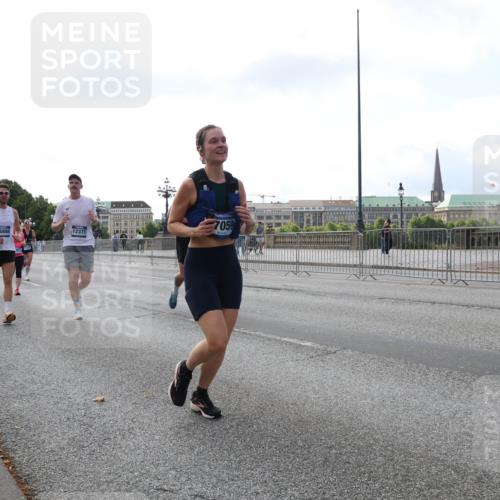 29.06.2025 - hella hamburg halbmarathon Lena Gebhardt http://msf.ph/oto/8427174 29.06.2025 10:06:40 Lombardsbrücke 14607, 7059, 10886, 12371, 1245, 1766, 1993, 4666, 4868, 5431, 5807, 5845, 5951, 6314, 6572, 6664, 8290, 8960, 9560, 10214, 10297, 10736, 10781, 10886, 12371, 12418, 13475, 13481, 13863, 14607, 15113, 15145, 15377, 15462, 15537, 15858, 16554, 16692, 16933, 17059, 17174, 18042, 18343, 18381, 18575, 18577, 18652, 18828, 18910, 18913, 18966 meine-sportfotos.de