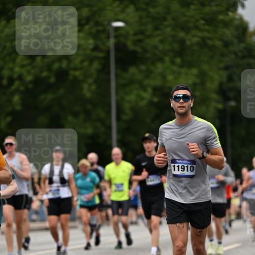 29.06.2025 - hella hamburg halbmarathon Dr. Thomas Lammeyer http://msf.ph/oto/8427189 29.06.2025 10:50:45 Kennedybrücke 1033, 1429, 1695, 1867, 1868, 1924, 1983, 2008, 2398, 2423, 2773, 2813, 2917, 3160, 3164, 3410, 4202, 4223, 4224, 4296, 4306, 4317, 4572, 5044, 5769, 5770, 6124, 6161, 7303, 8477, 8486, 9120, 9121, 9243, 9445, 10030, 10230, 10327, 10329, 10367, 10812, 11253, 11361 meine-sportfotos.de