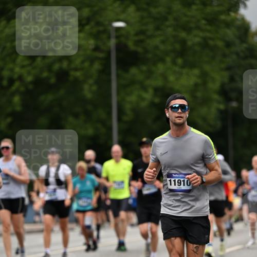 29.06.2025 - hella hamburg halbmarathon Dr. Thomas Lammeyer http://msf.ph/oto/8427200 29.06.2025 10:50:45 Kennedybrücke 1033, 1429, 1695, 1867, 1868, 1924, 1983, 2008, 2398, 2423, 2773, 2813, 2917, 3160, 3164, 3410, 4202, 4223, 4224, 4296, 4306, 4317, 4572, 5044, 5769, 5770, 6124, 6161, 7303, 8477, 8486, 9120, 9121, 9243, 9445, 10030, 10230, 10327, 10329, 10367, 10812, 11253, 11361 meine-sportfotos.de