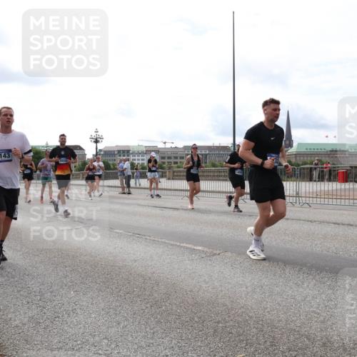 29.06.2025 - hella hamburg halbmarathon Lena Gebhardt http://msf.ph/oto/8427205 29.06.2025 10:19:28 Lombardsbrücke 14245, 7143, 1145, 1332, 1534, 1708, 1718, 1755, 2017, 2311, 2357, 2441, 2589, 2795, 2802, 2812, 2895, 2993, 2995, 3105, 3118, 3446, 3678, 4108, 4110, 4170, 4562, 4570, 4722, 4979, 5034, 5035, 5080, 5098, 5123, 5178, 5251, 5323, 5429, 5449, 5849, 5878, 6194, 6249, 6444, 6477, 6482, 6542, 6736, 6796, 6797, 6939, 7143, 7248, 7249, 7836, 8146, 8537, 8575, 8761, 8778, 9252, 9652, 9756, 9757, 9856, 10039, 10124, 10129, 10540, 10594 meine-sportfotos.de