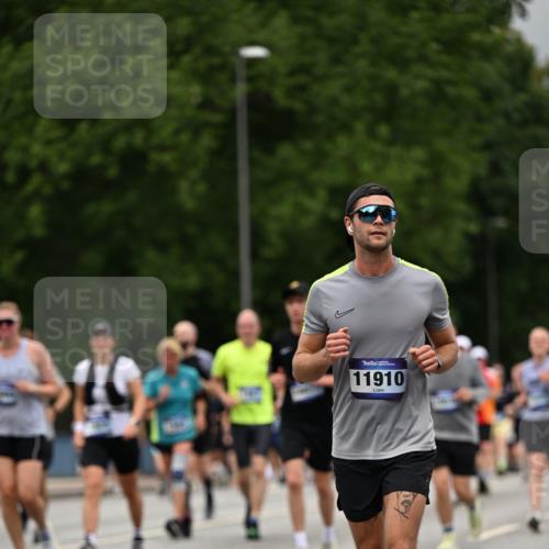 29.06.2025 - hella hamburg halbmarathon Dr. Thomas Lammeyer http://msf.ph/oto/8427211 29.06.2025 10:50:45 Kennedybrücke 1033, 1429, 1695, 1867, 1868, 1924, 1983, 2008, 2398, 2423, 2773, 2813, 2917, 3160, 3164, 3410, 4202, 4223, 4224, 4296, 4306, 4317, 4572, 5044, 5769, 5770, 6124, 6161, 7303, 8477, 8486, 9120, 9121, 9243, 9445, 10030, 10230, 10327, 10329, 10367, 10812, 11253, 11361 meine-sportfotos.de