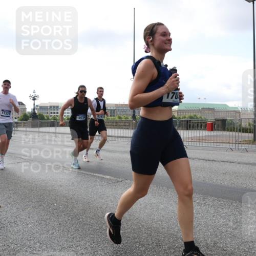 29.06.2025 - hella hamburg halbmarathon Lena Gebhardt http://msf.ph/oto/8427230 29.06.2025 10:06:41 Lombardsbrücke 12371, 10886, 10736, 829, 170, 1245, 1766, 1993, 4666, 4868, 5431, 5807, 5845, 5951, 6314, 6572, 6664, 8290, 8960, 9560, 10214, 10283, 10297, 10736, 10781, 10886, 12371, 12418, 13475, 13481, 13863, 14607, 15113, 15145, 15377, 15462, 15537, 15858, 16554, 16692, 16933, 17059, 17174, 18042, 18343, 18381, 18575, 18577, 18652, 18828, 18910, 18913 meine-sportfotos.de