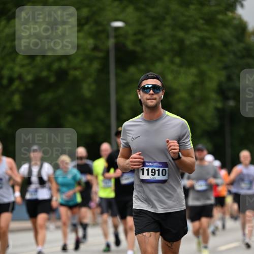 29.06.2025 - hella hamburg halbmarathon Dr. Thomas Lammeyer http://msf.ph/oto/8427236 29.06.2025 10:50:45 Kennedybrücke 1033, 1429, 1695, 1867, 1868, 1924, 1983, 2008, 2398, 2423, 2773, 2813, 2917, 3160, 3164, 3410, 4202, 4223, 4224, 4296, 4306, 4317, 4572, 5044, 5769, 5770, 6124, 6161, 7303, 8477, 8486, 9120, 9121, 9243, 9445, 10030, 10230, 10327, 10329, 10367, 10812, 11253, 11361 meine-sportfotos.de