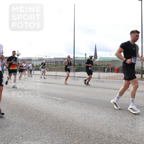 29.06.2025 - hella hamburg halbmarathon Lena Gebhardt http://msf.ph/oto/8427241 29.06.2025 10:19:29 Lombardsbrücke 14245, 43, 9856, 133, 1145, 1332, 1534, 1708, 1718, 1755, 2017, 2311, 2357, 2405, 2441, 2589, 2795, 2802, 2812, 2895, 2993, 2995, 3105, 3118, 3446, 3678, 4108, 4110, 4170, 4562, 4570, 4722, 4979, 5034, 5035, 5080, 5098, 5123, 5178, 5251, 5323, 5429, 5449, 5849, 5878, 6194, 6249, 6444, 6477, 6482, 6542, 6736, 6796, 6797, 6939, 7143, 7248, 7249, 7836, 8146, 8427, 8537, 8575, 8761, 8778, 9252, 9652, 9756, 9757, 9856, 10039, 10124, 10129, 10540, 10594 meine-sportfotos.de